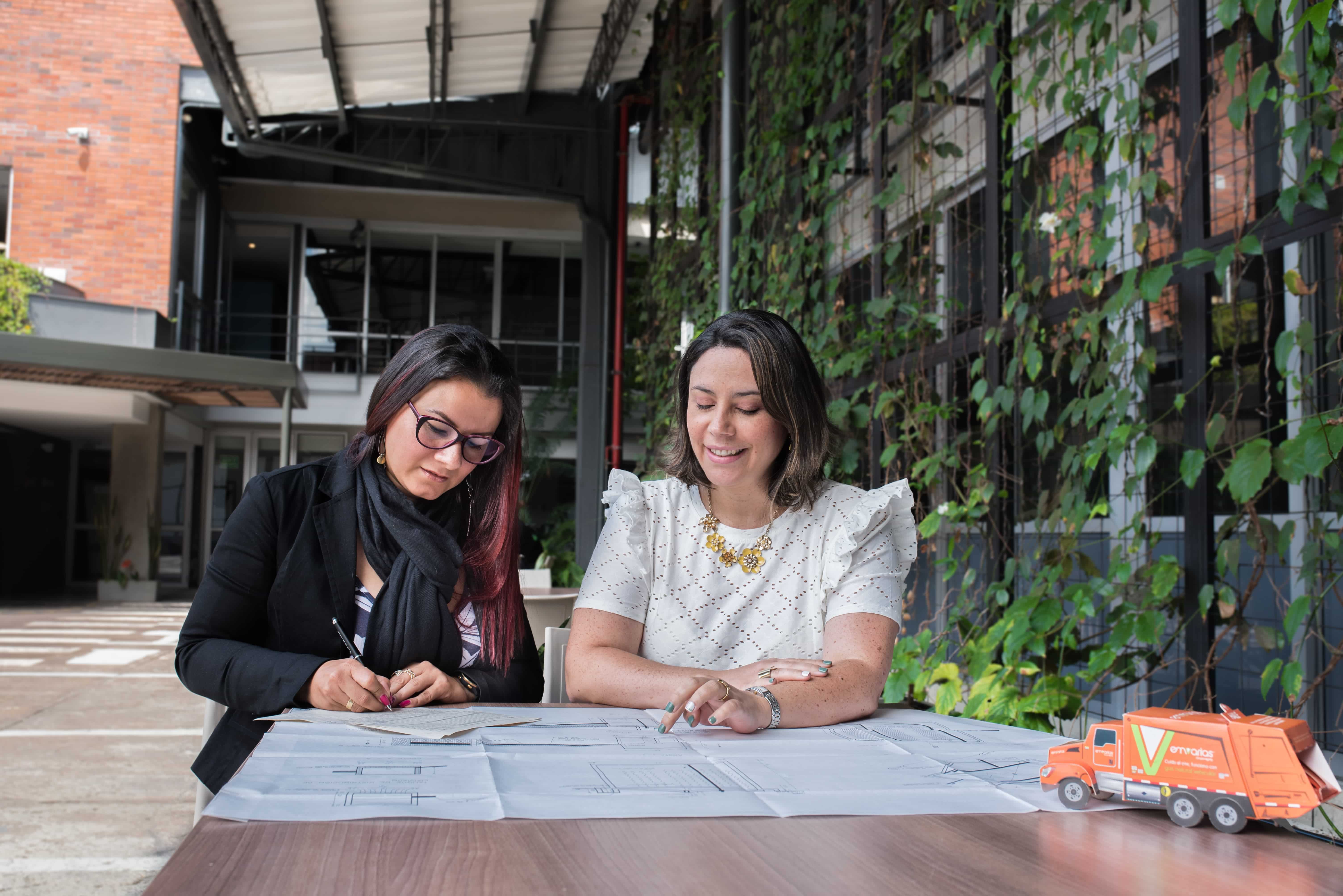 Foto de 6 personas reunidas en una mesa